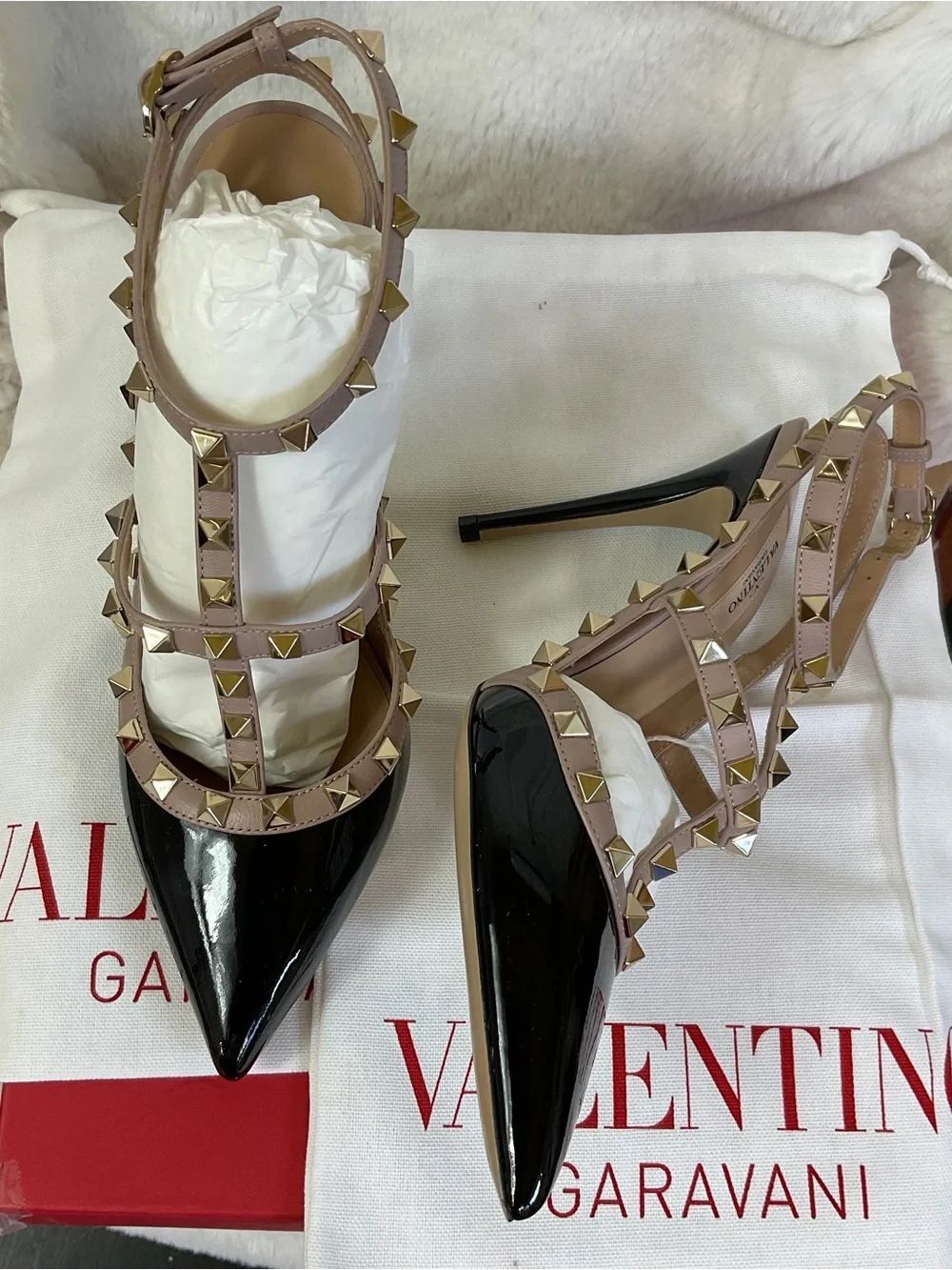 NEW Valentino Garavani Black/ Blush Patent Rockstud T-Strap Pointed Toe Pump 8.5